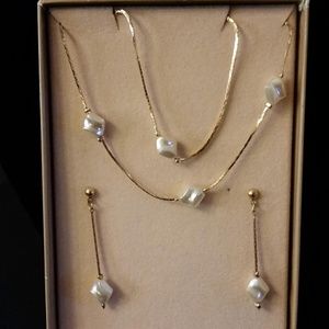 Mother of Pearl and gold tone jewelry set